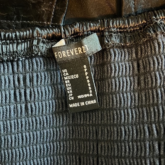 NWOT- black crop top - size small - black - Picture 3 of 4